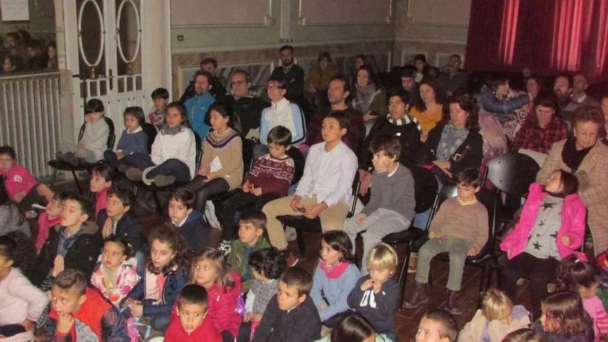 El Mago Serres ilusiona a los niños de Llanes con sus trucos antes de la cabalgata