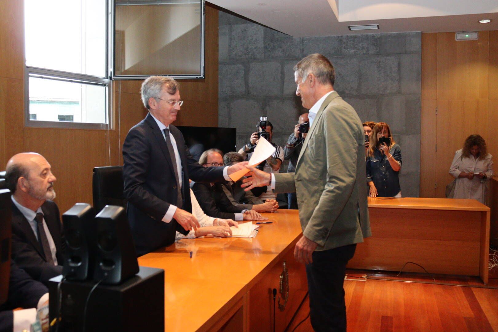 EN IMÁGENES: Así fue la recogida de las actas de los diputados asturianos ante la Junta Electoral Provincial