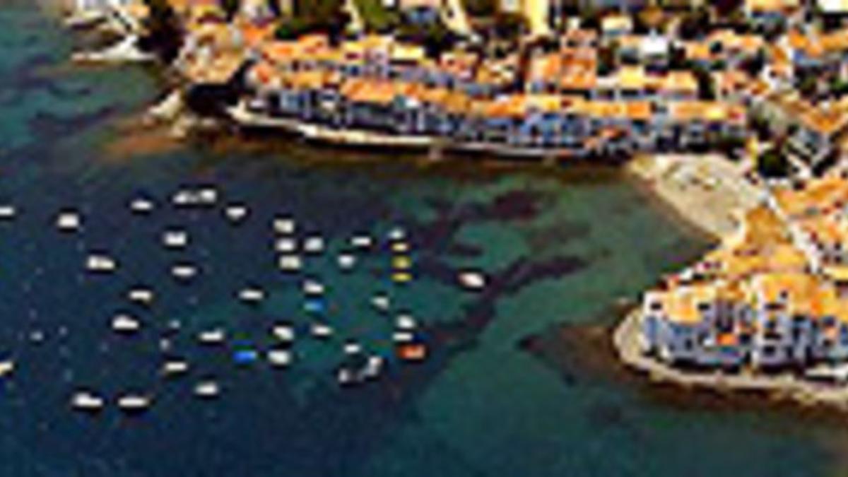 Vista aérea de la bahía de Cadaqués.