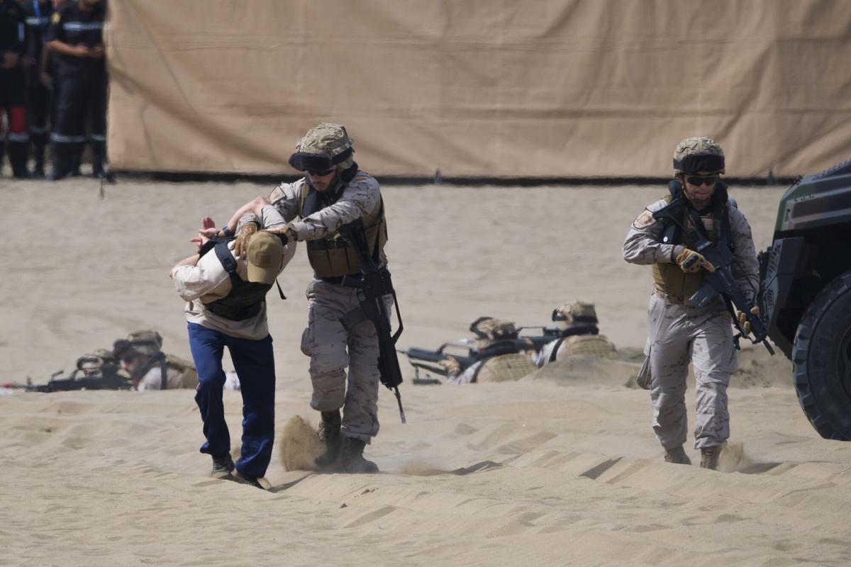 Exhibición por el Día de las Fuerzas Armadas, en la playa de Alcaravaneras Exhibición por el Día de las Fuerzas Armadas, en la playa de Alcaravaneras