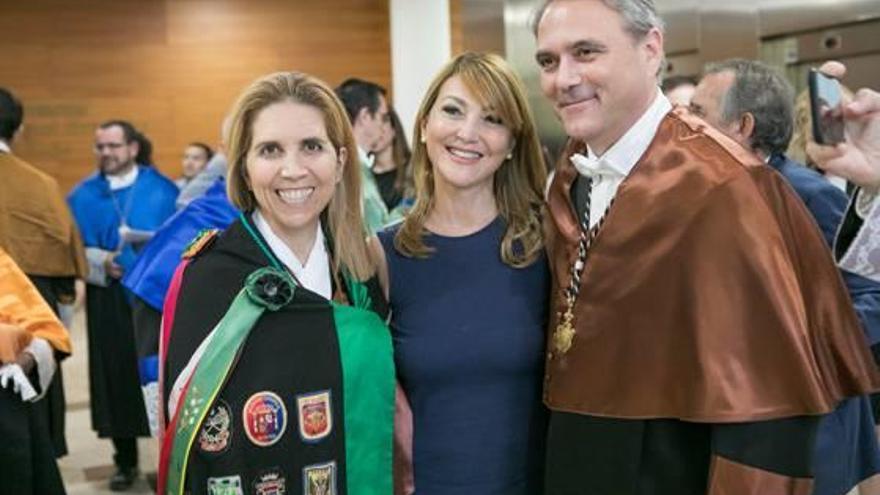 Juan José Ruiz en el acto de apertura del curso junto a la ingeniera Nuria Oliver, a la izquierda de la imagen.