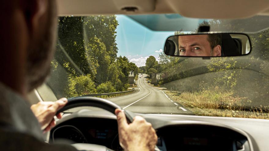 Un hombre al volante.