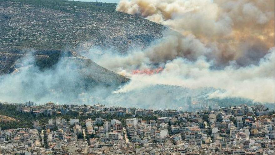 Un incendio alrededor de Atenas cubre la capital de humo