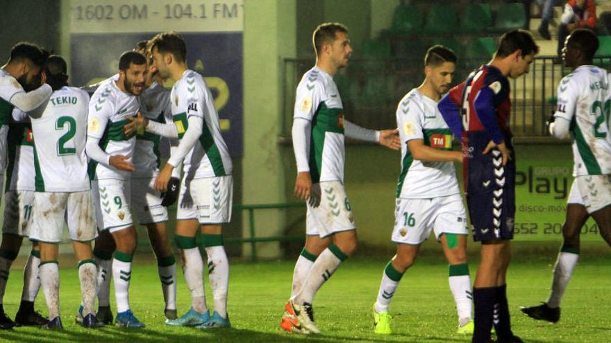 Los jugadores del Elche celebran el segundo gol frente a la Gimnástica Segoviana