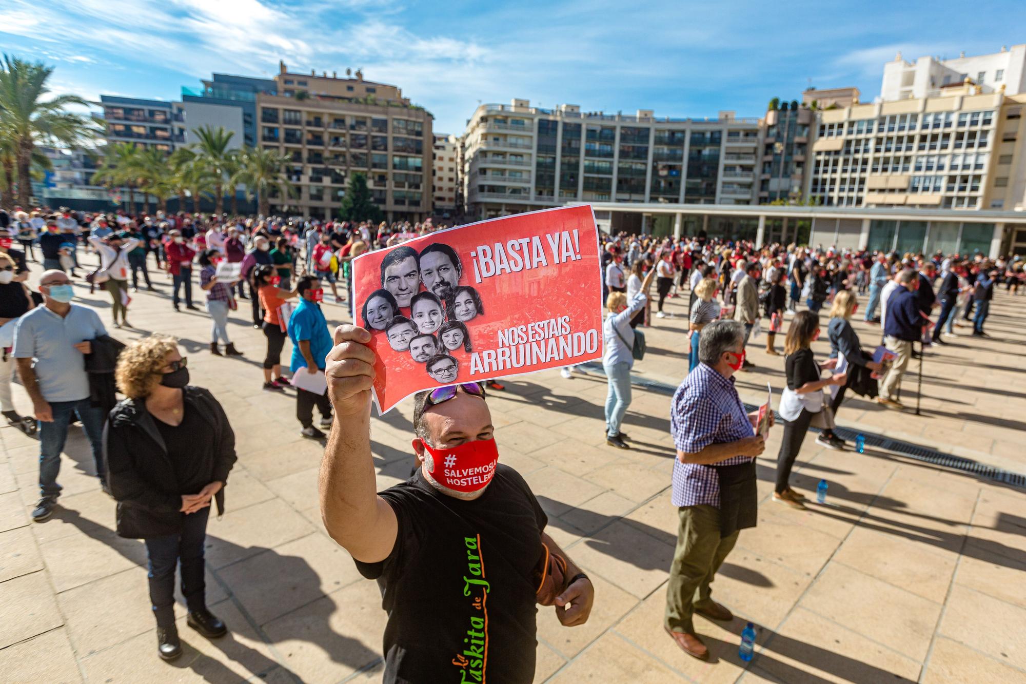 Hosteleros y comerciantes protestan en Benidorm contra las medidas del Gobierno