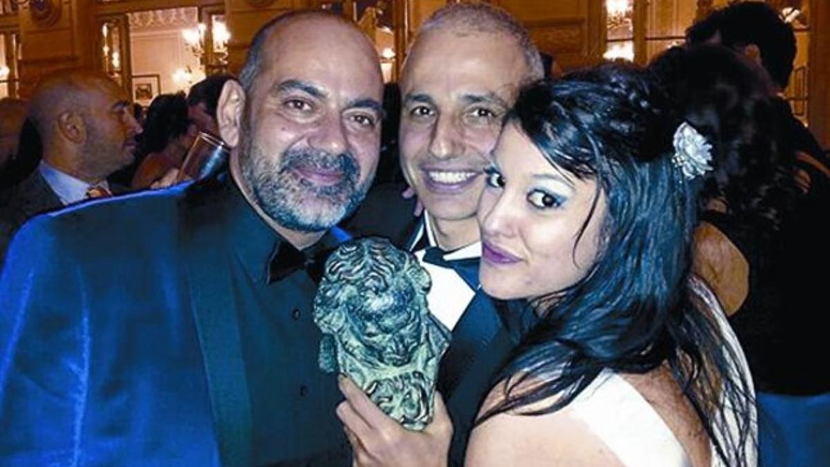 La actriz porno Ana Marco, junto con José Corbacho y el director de 'Blancanieves', Pablo Berger, el domingo por la noche en la gala de los Goya.