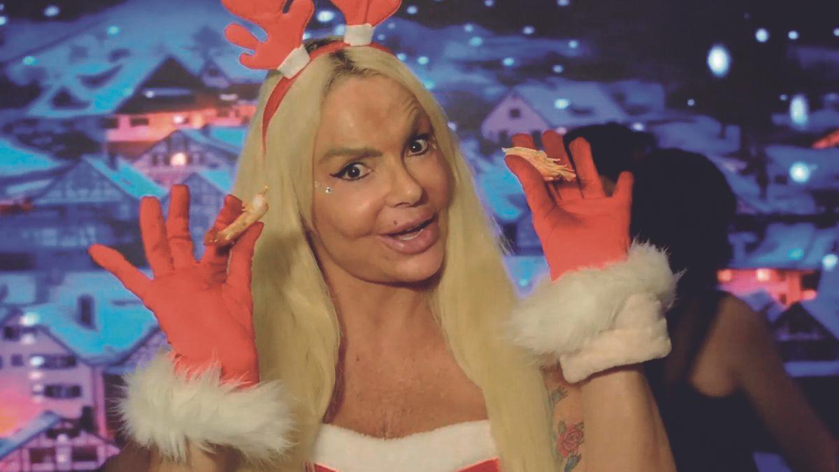 Leticia Sabater, en el videoclip de su villancico ‘Papá Noel, lléname el tanke’.