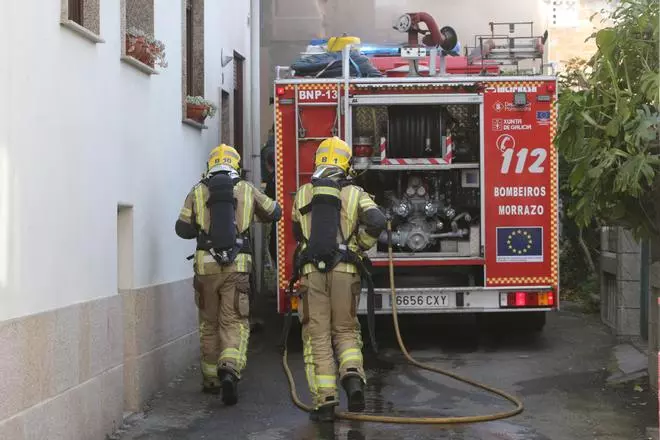 Impresionante incendio en un emblematico edificio de Bueu
