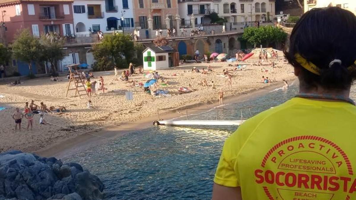 Socorrista a Palafrugell, en una imatge d'arxiu.