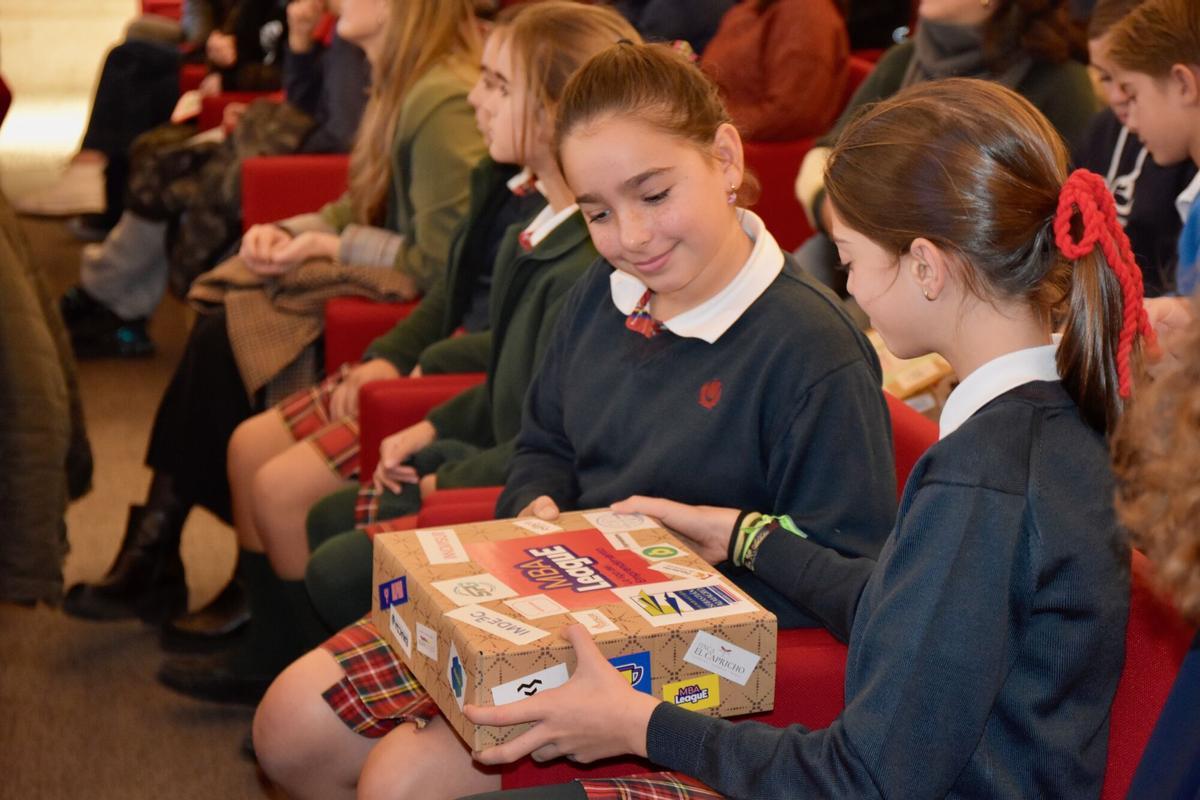 Dos jóvenes reciben el kit de la MBA League Córdoba.