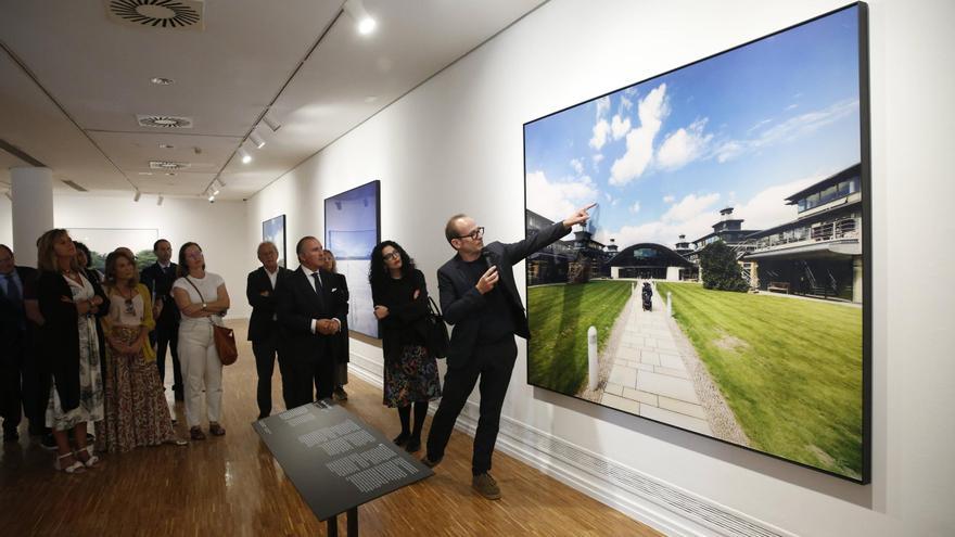 Catorce retratos, de espaldas, de grandes personajes