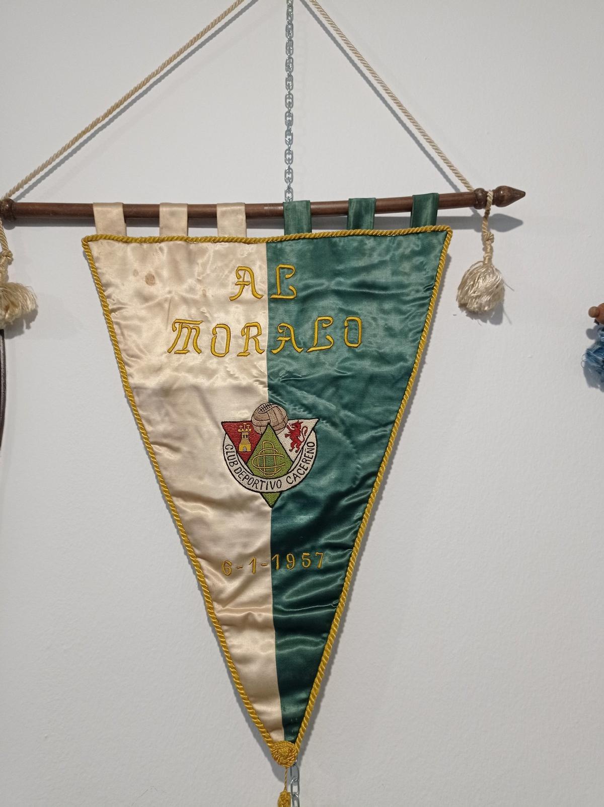 Banderín del Cacereño al Moralo en 1957.