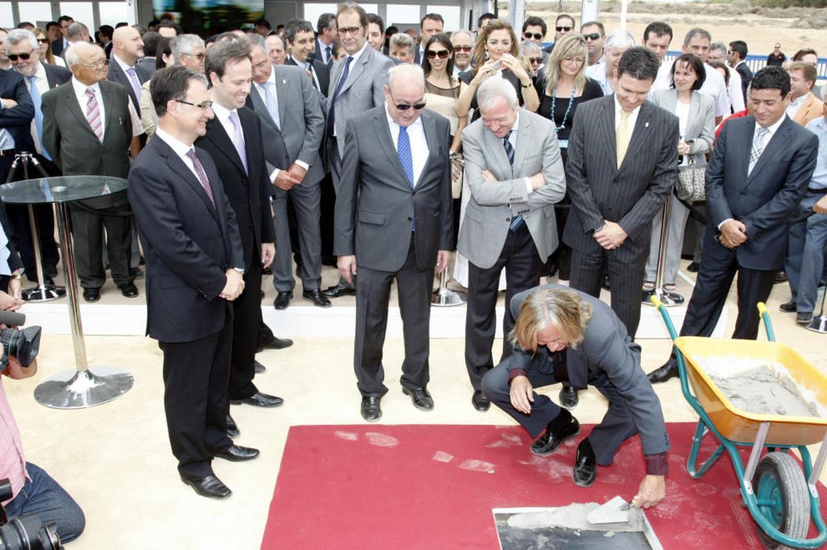 El vicepresidente de Paramount Licensing coloca la primera priedra del parque temático en 2012.