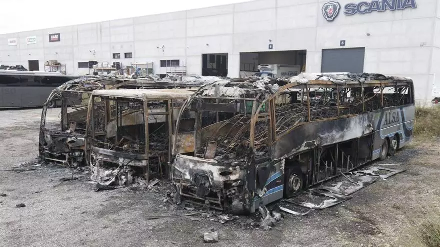 Großbrand in der Nähe der Playa de Palma: Drei Reisebusse auf Mallorca komplett ausgebrannt
