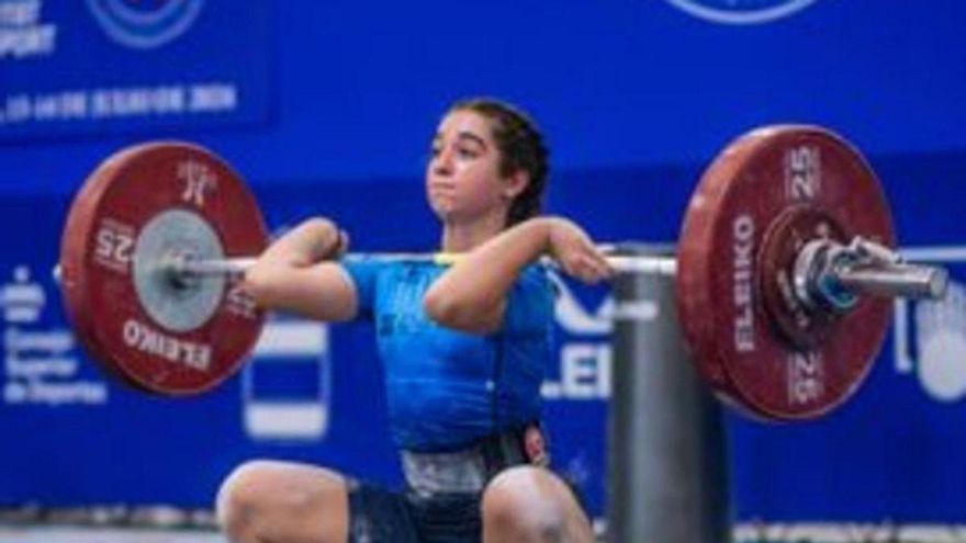 La ovetense de 14 años que bate récords en los campeonatos de halterofilia y se va al Europeo