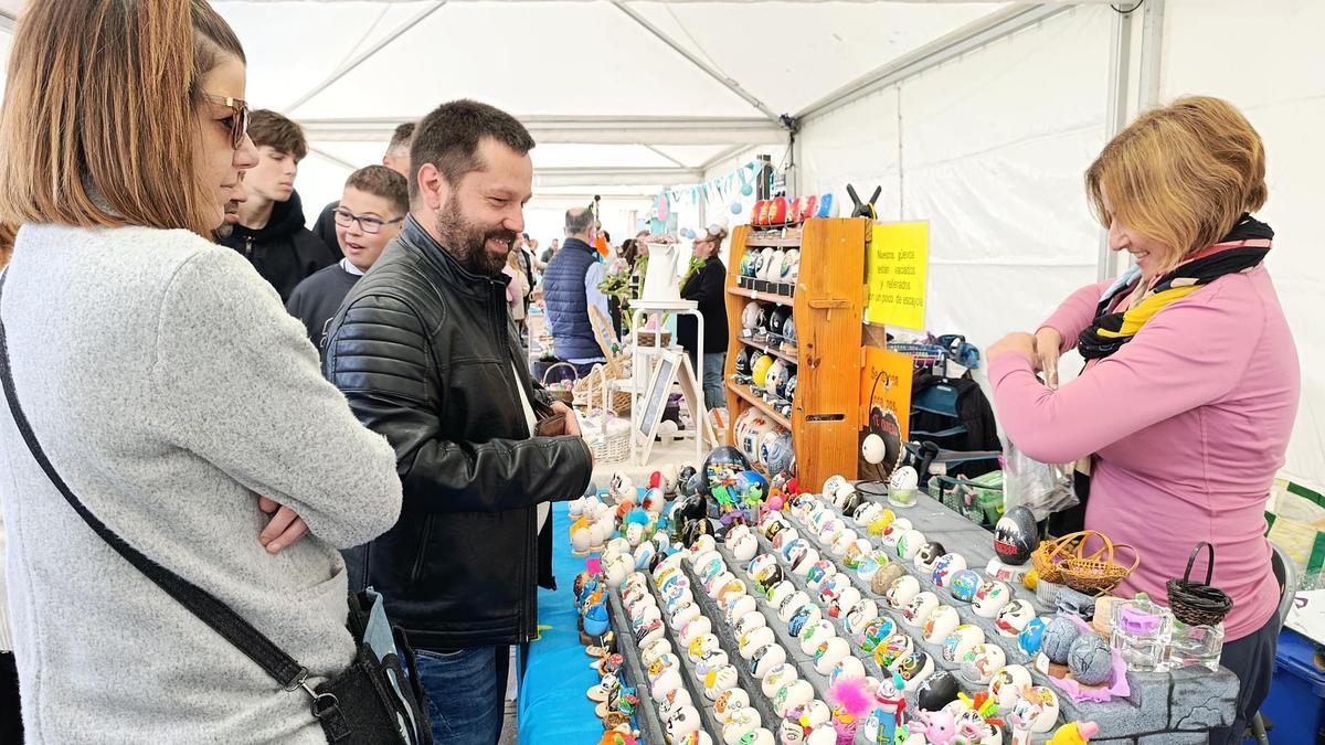 Así fue el domingo de Pascua y Mercáu de Güevos Pintos en la Pola
