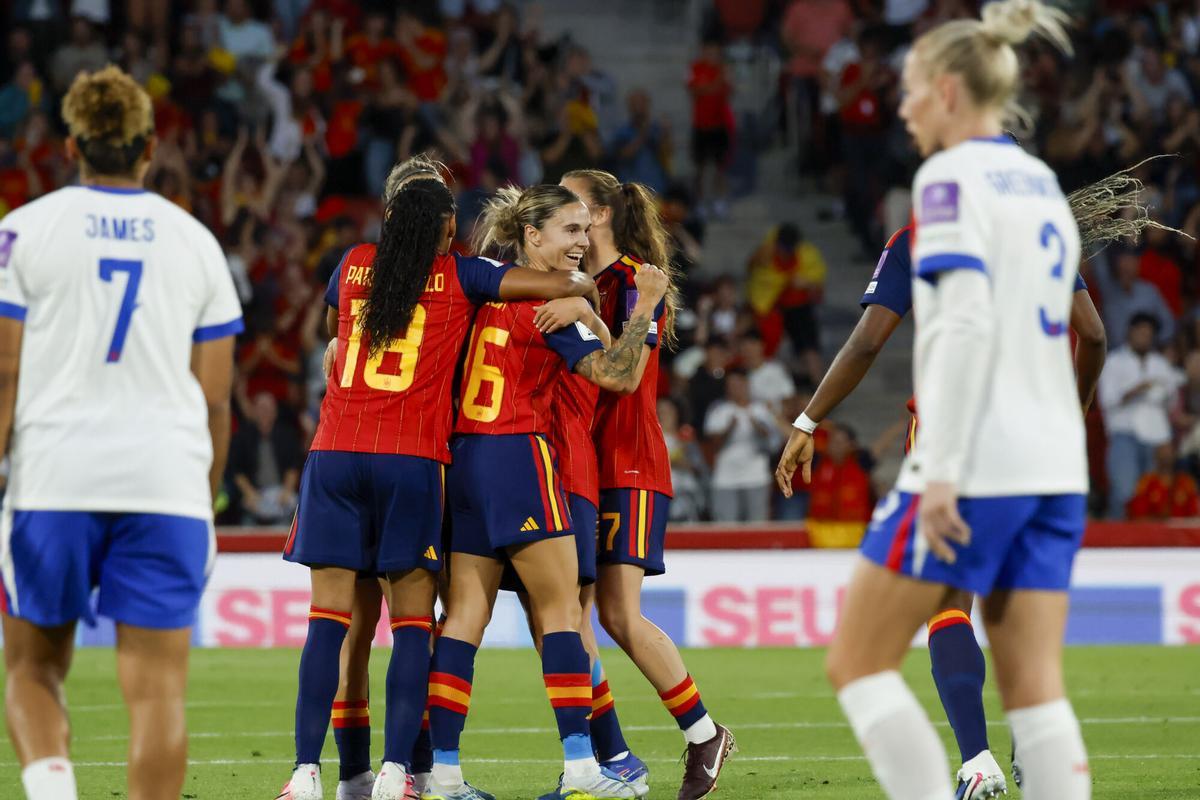 Clasificación para el Mundial de fútbol femenino: España - Inglaterra, en imágenes. Clasificación para el Mundial de fútbol femenino: España - Inglaterra, en imágenes.