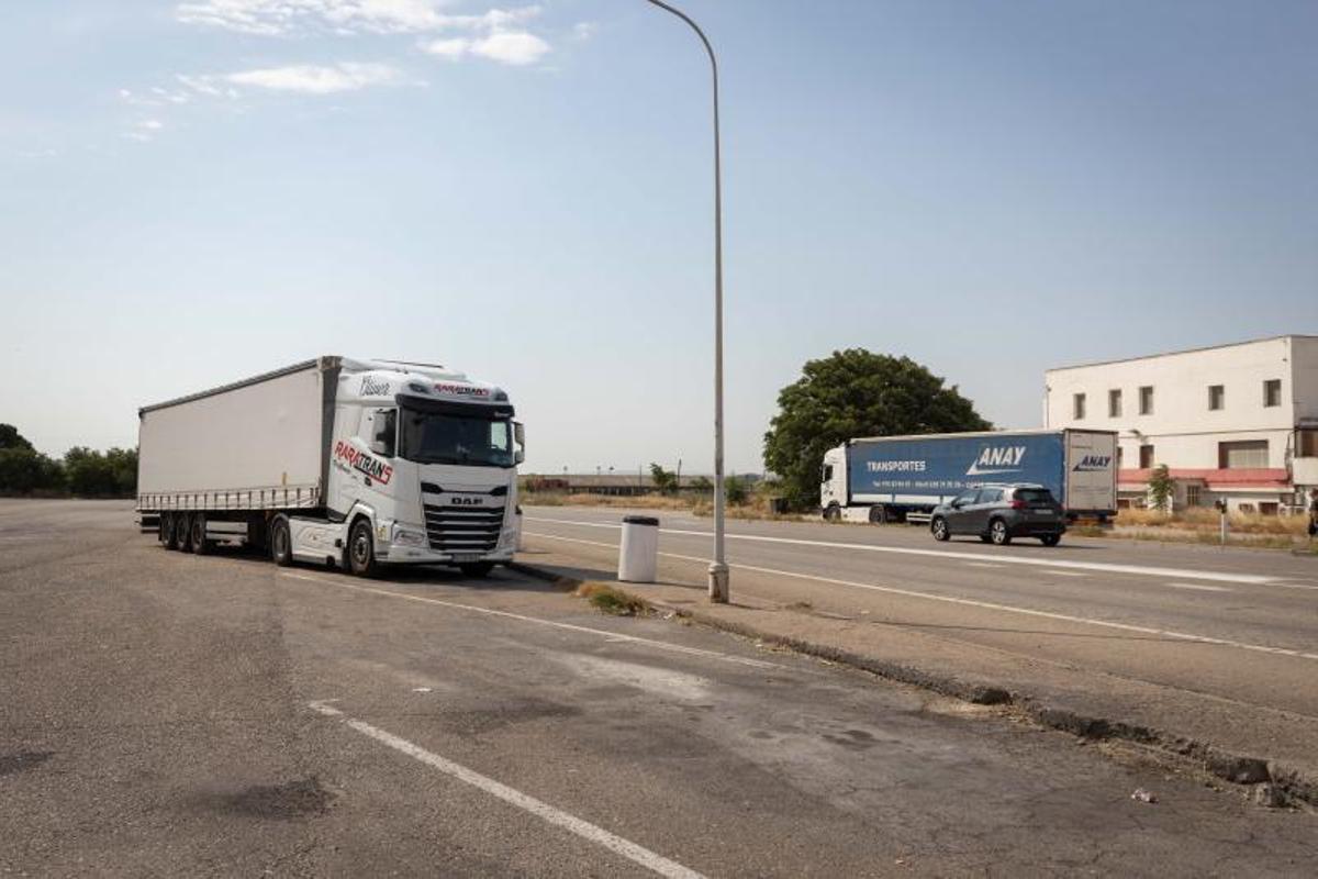 Camiones estacionados en la N-II.