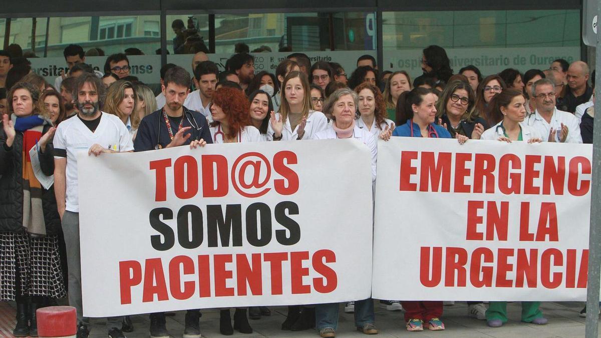 Imagen de una reciente concentración de sanitarios frente al CHUO.