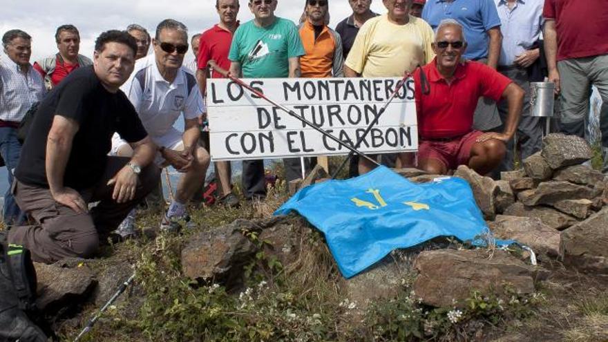 Los montañeros, en el alto del Cogollu.