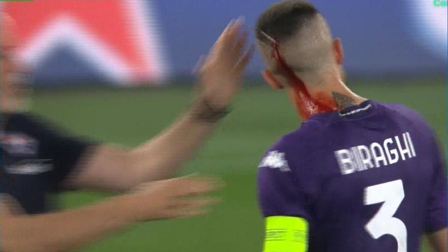 Lamentable lanzamiento de objetos de parte de la afición del West Ham: Biraghi acabó sangrando por la cabeza
