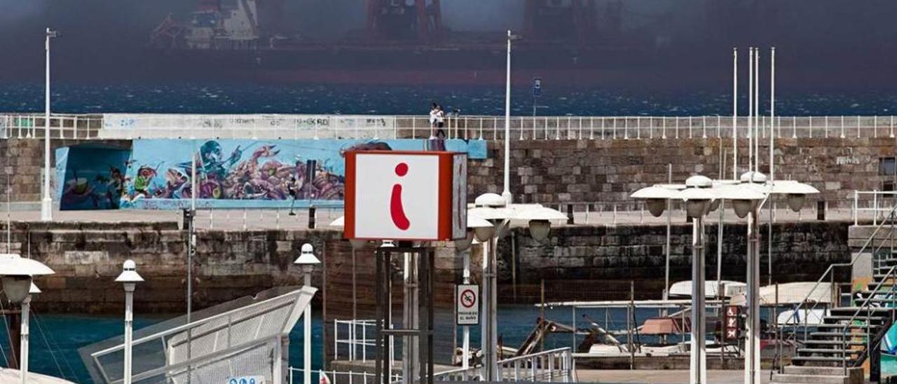 Aspecto de la nube de carbón del pasado julio en Gijón.