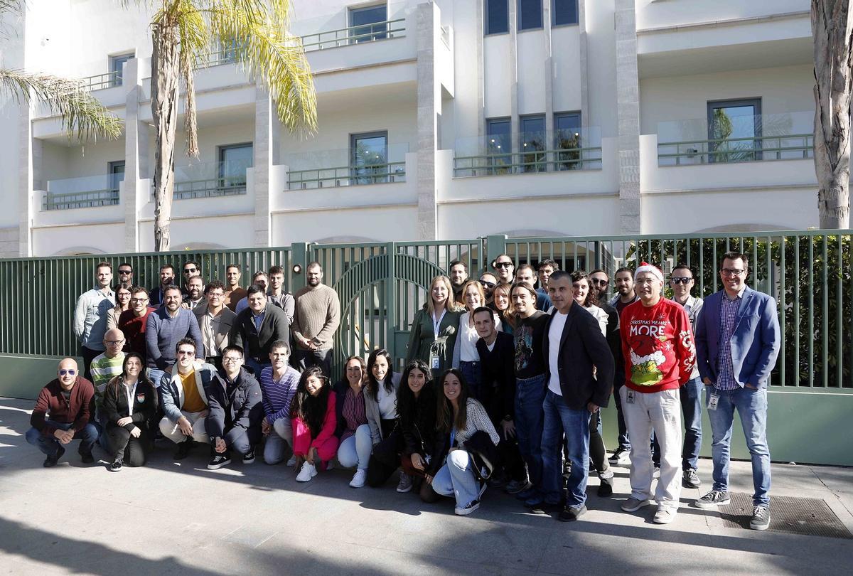 Bernardo Quintero, con el equipo de Google Málaga hace unos días en la puerta del GSEC del paseo de la Farola.