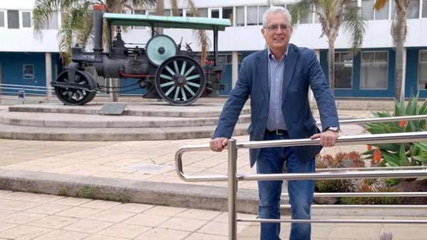 Norberto Angulo, en el patio de la Escuela de Ingenierías del campus de Tafira. | santi blanco