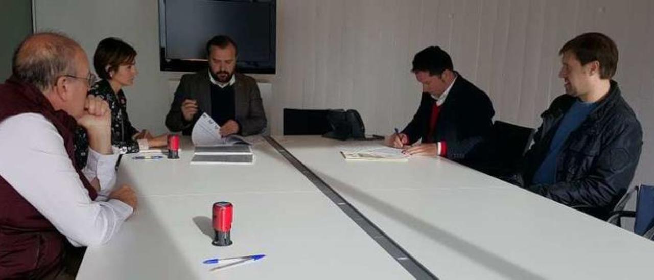 El alcalde firmó ayer los contratos con los representantes de las dos empresas adjudicatarias.