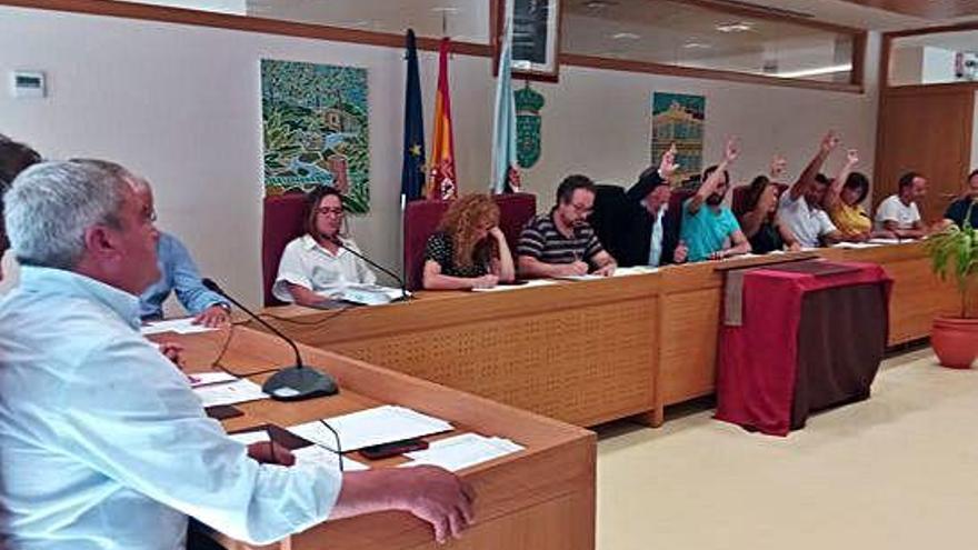 Pleno de organización que se celebró ayer en Carral, con el exalcalde en primer término y el Ejecutivo al fondo.