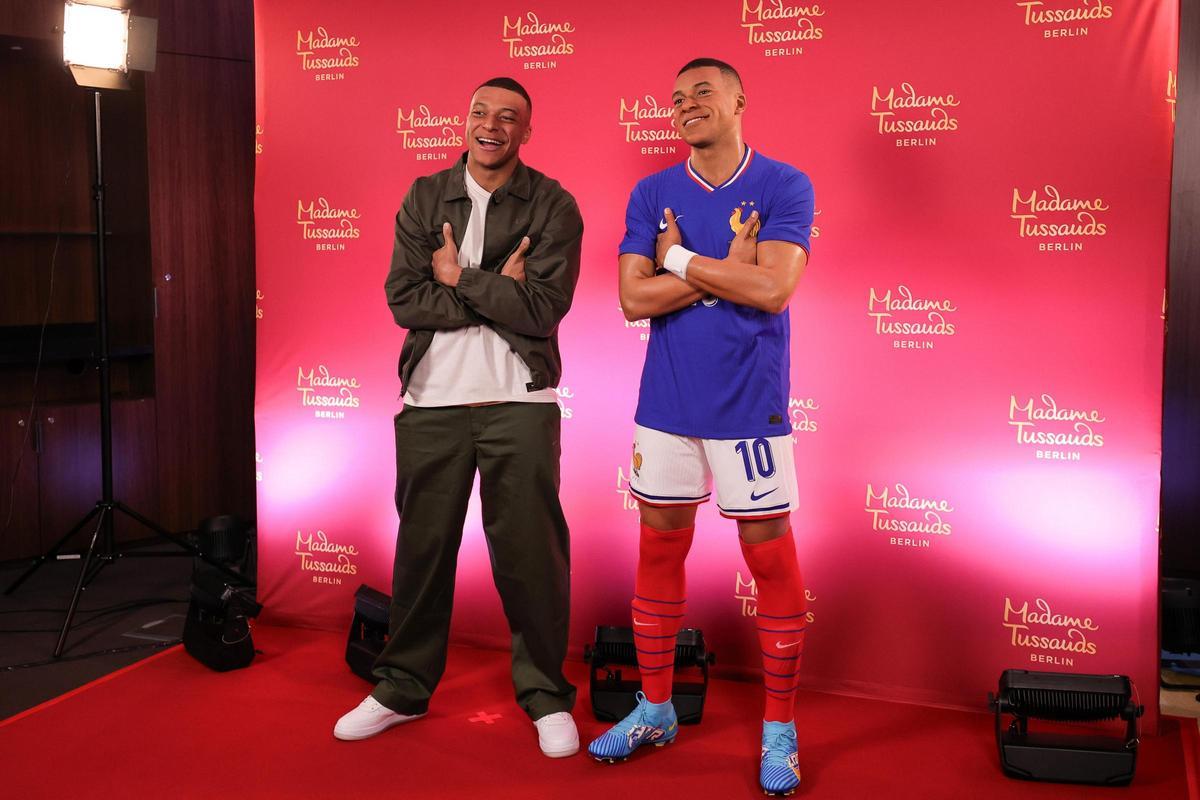 El futbolista francés Mbappe descubre su figura de cera en el Madame Tussauds de París