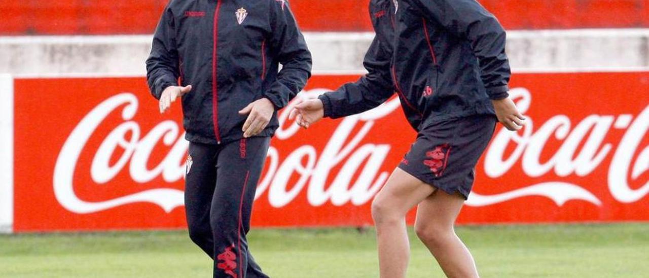 Rachid trabaja junto al readaptador Lorenzo del Pozo en Mareo.