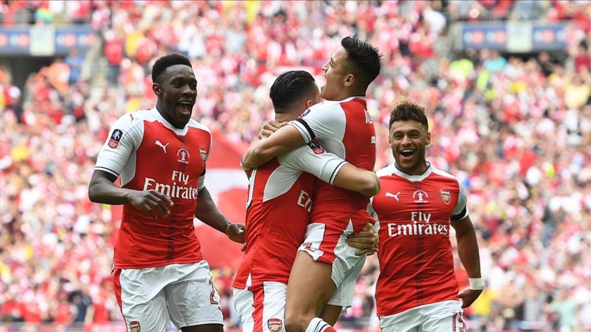Los jugadores del Arsenal celebran el gol de Alexis