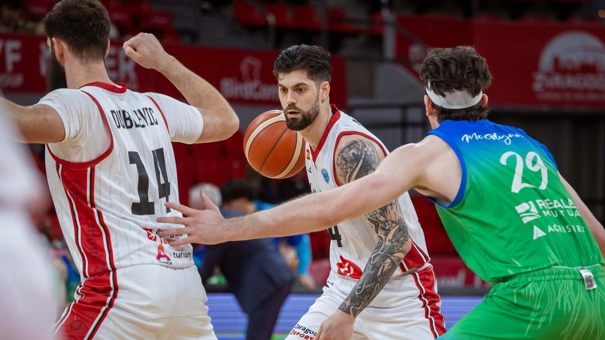 Yusta y Dubljevic, en un partido frente al Dinamo de Sassari la pasada temporada.