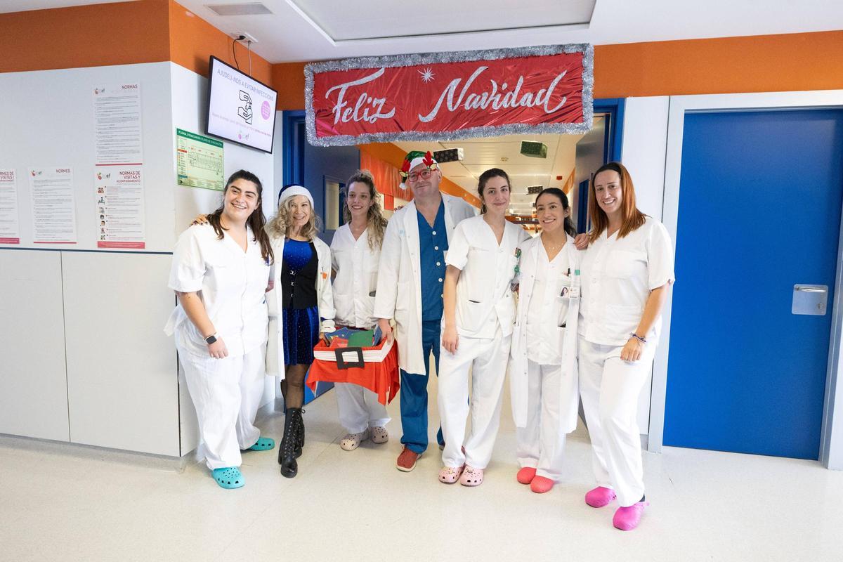 Imágenes de la entrega de felicitaciones navideñas a enfermos en el hospital Can Misses