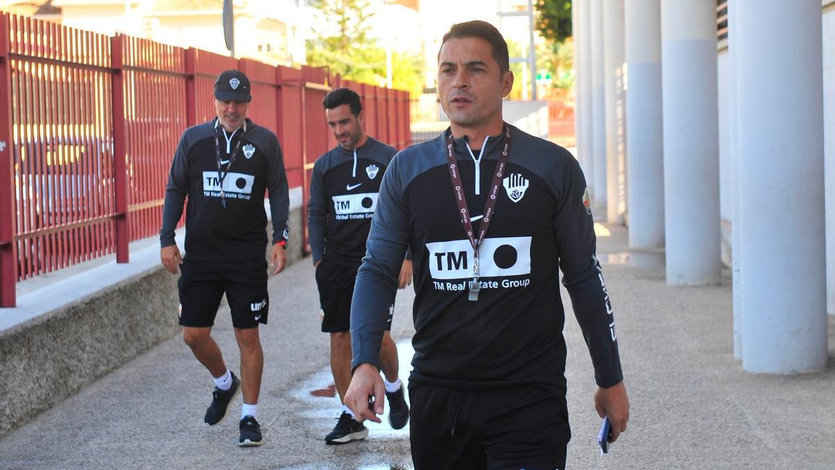 Francisco, llegando este viernes al Díez Iborra, junto a varios de sus ayudantes