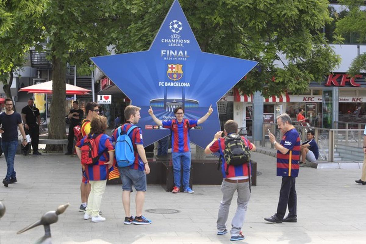 Aficionats del Barça immortalitzen la seva estada a Berlín a la ’Fan Zone’ blaugrana de la final de la Champions.