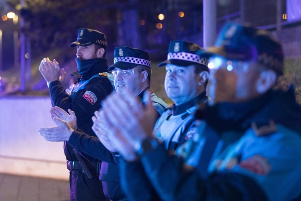 Homenaje de la Policía al personal sanitario en el