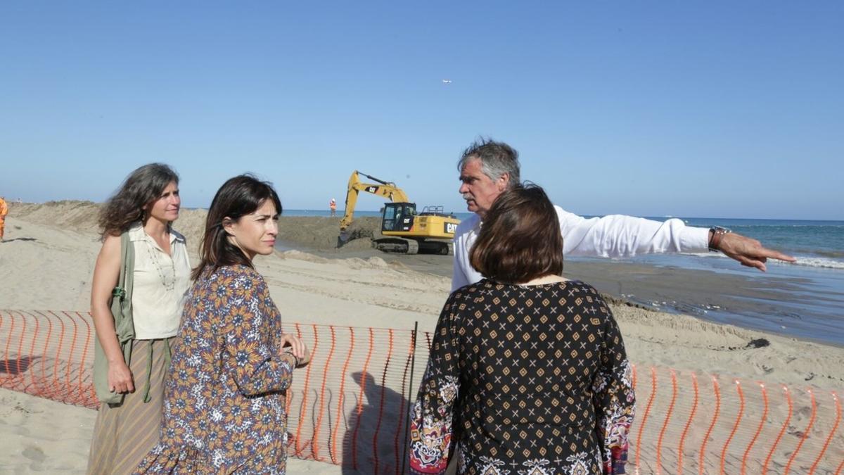 El acto en el que se vertió la arena en la playa de Gavà.