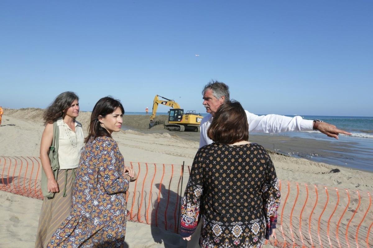 L’acte en què es va abocar sorra a la platja de Gavà.