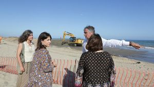 L’acte en què es va abocar sorra a la platja de Gavà.