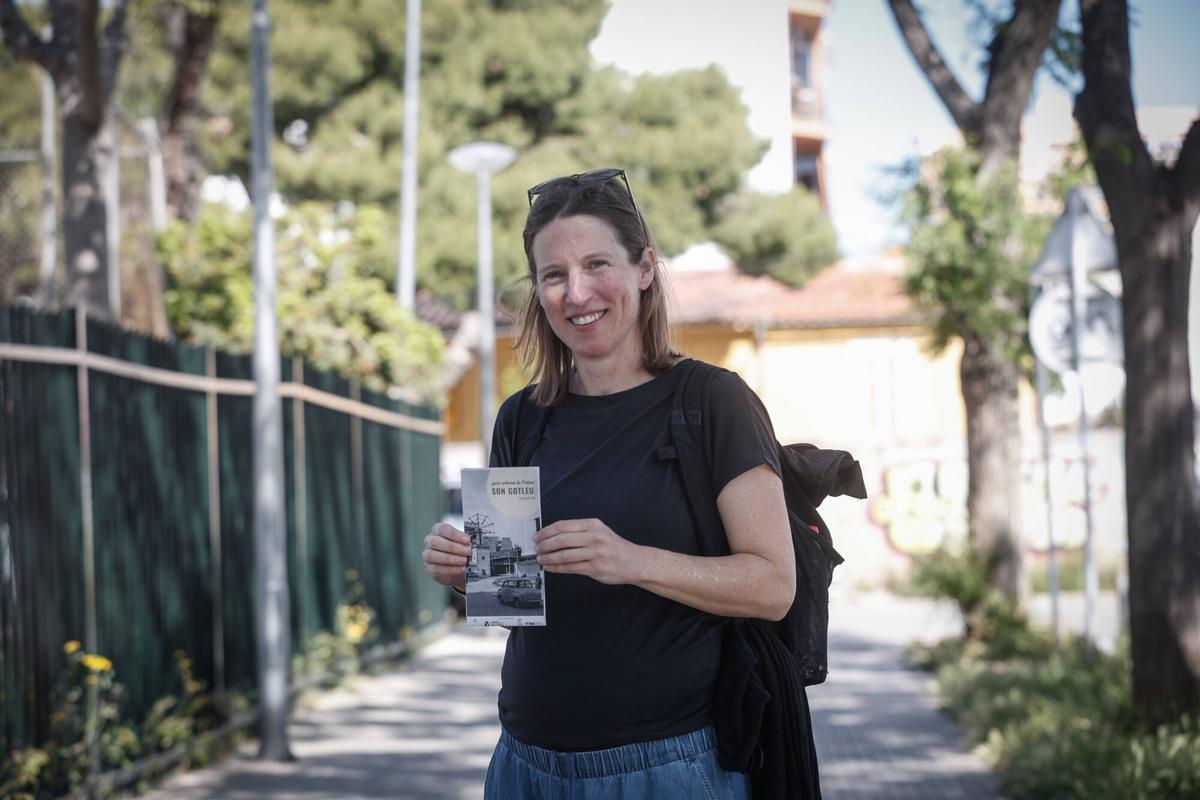 Layla Dworkin posa con la guía para este diario