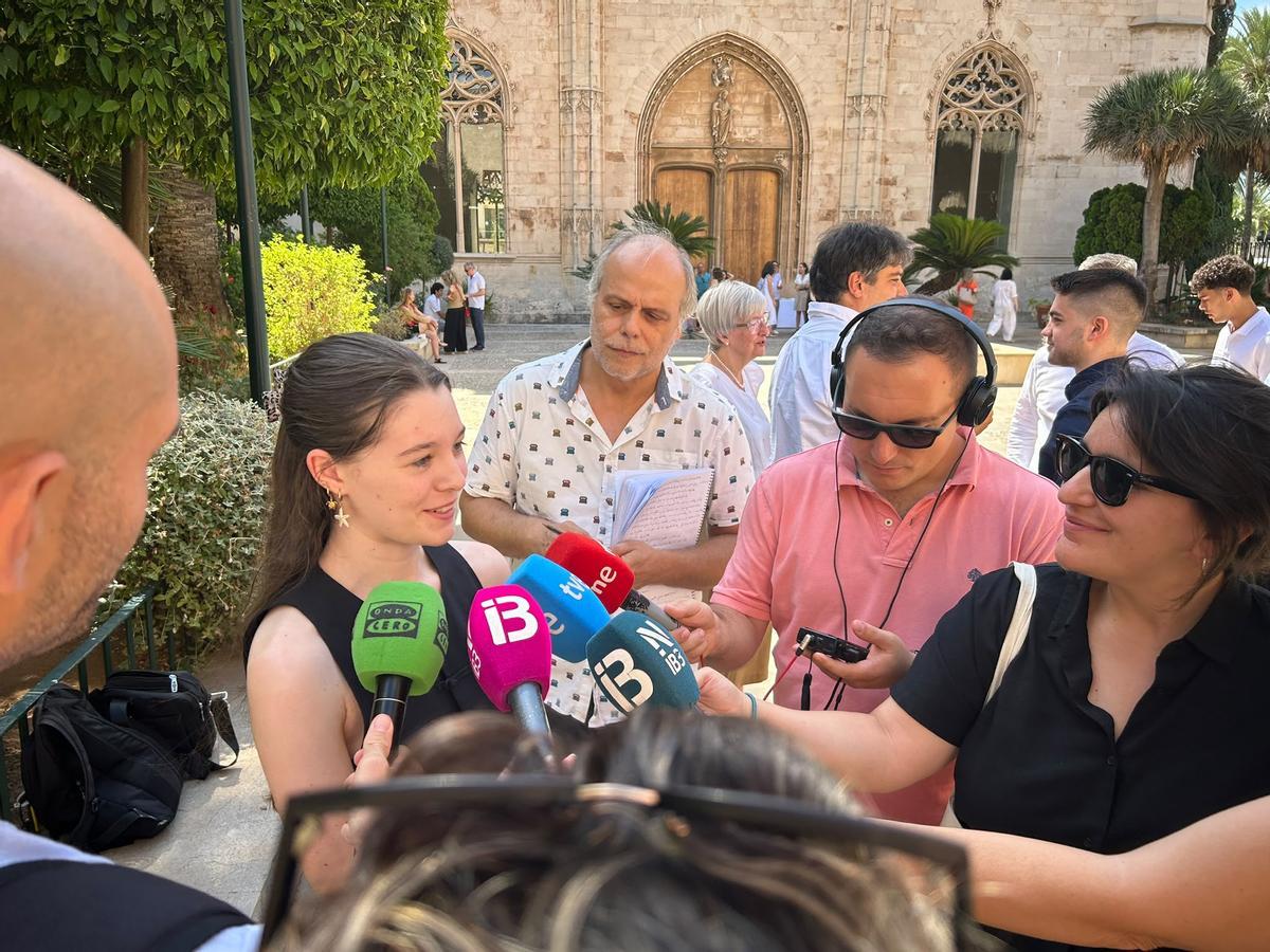 Una contenta Sofía Cardona atiende a los medios este jueves.