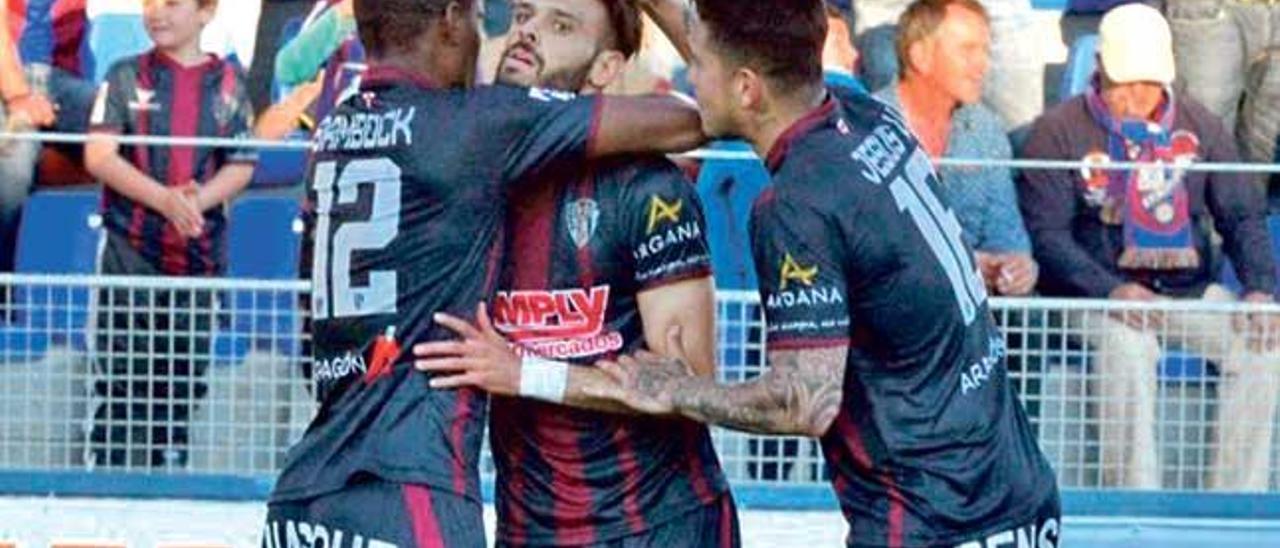 Los jugadores del Huesca celebran con Alexander González el gol del triunfo.