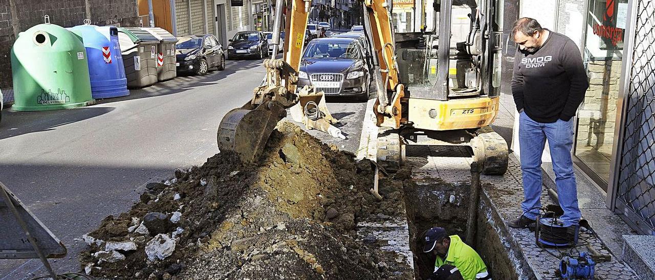 Unos trabajos en la red de abastecimiento en una calle de Lalín.   | // BERNABÉ/JAVIER LALÍN