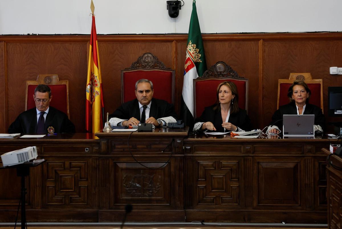 Los magistrados de la Audiencia Provincial de Badajoz y la secretaria judicial, este jueves en la primera sesión del juicio.