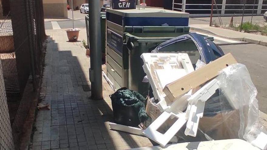 Incivismo sin límites en un pueblo de Castellón: El inusual residuo abandonado junto a un contenedor