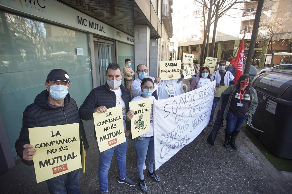 Concentració davant MC Mutual per reclamar que reconegui la Covid com a accident laboral