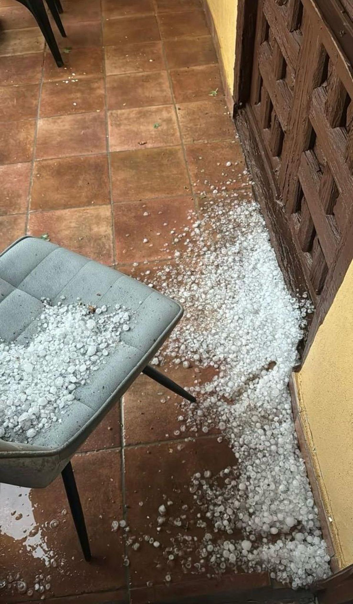 Piedras de granizo en una casa de Tarazona.
