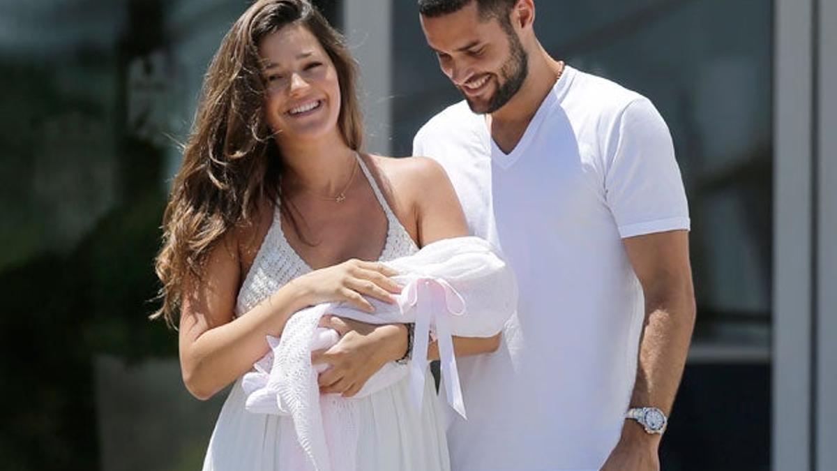 Malena Costa y Mario Suárez presentan a su hija